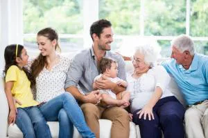 Familie in ihrer neuen Wohnung