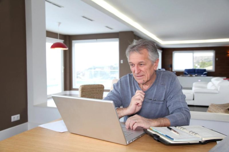 Vermieter-Downloads & Checklisten für die Immobilienvermietung 6 Vermieter druckt Unterlagen aus