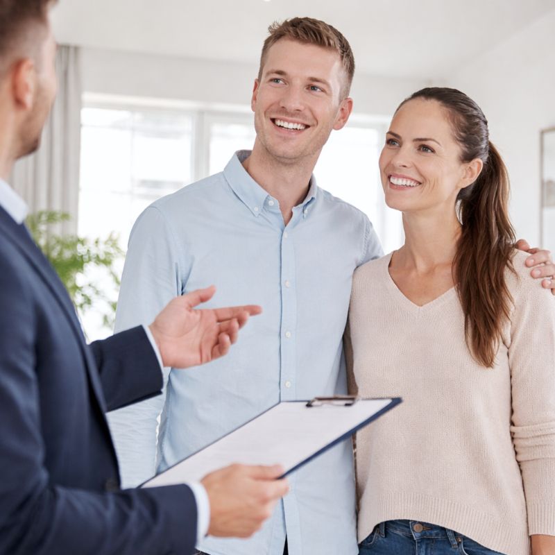 Mietersuche Unterlagen 2026 – Checkliste & Vorlagen 1 Vermieter zeigt einem Paar bei der Wohnungsbesichtigung eine Wohnung und erklärt den Ablauf.